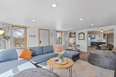 Image de Gather the Fam! Close to everything, Home Theater, 2 Kitchens, 2 Living Rooms!