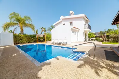 Image de Thekla Oasis Villa - Steps from the Beach