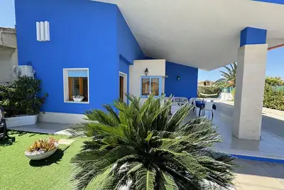 Vacation home villalindarelax from the colors of Santorini with blue flag sea