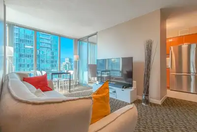 Image de (50% Off) Perfectly Located Condo for Exploring Dt Vancouver | Walk to Robson St