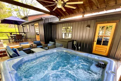Image de Catons Chapel (3-Bedroom Cabin) by RedAwning