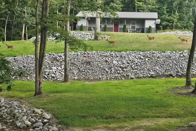 Image de Very nice home minutes from the water in peaceful setting