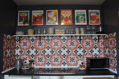 Image de Hidden Retreat - 4 mins to beach & 3 mins to train station. Pet friendly!