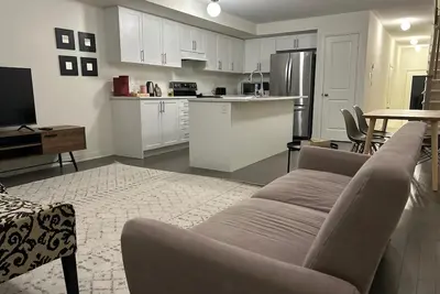 Image de Lakeside Serenity: A Modern 3br Family Getaway