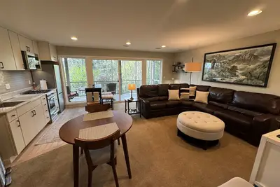 Image de Enjoy all the comforts of home in a safe, wooded area of Ne Seattle, close to Uw