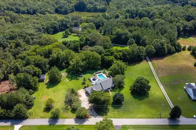 Image de The Gathering House, large pool retreat for families, friends & pre-bridal fun