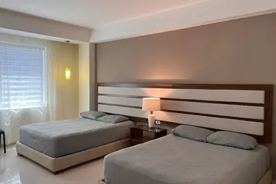 Image de Amplia habitación doble a 5 minutos del aeropuerto