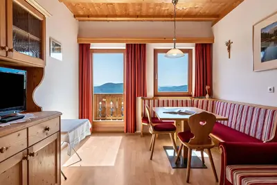 Image de Appartement 'Haus Alpenblick Apt Edelweiß' avec vue sur la montagne, jardin partagé et Wi-Fi