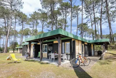 Image de Chalet 'Bungalow 4 Pers Village Vacances' avec piscine partagée, terrasse privée et Wi-Fi