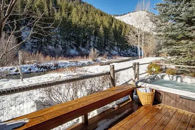 River House - 4bd Riverfront, Hot Tub, Near Sv Ski Lifts!