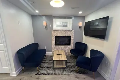 Image de Cozy 2 Bed Room Basement Apartment by Hwy 401 Near Pearson International Airport