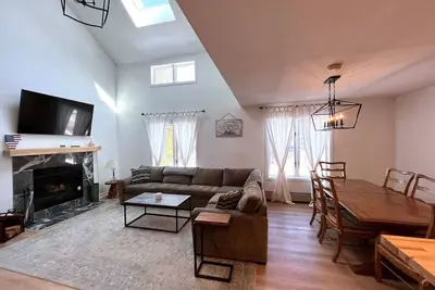 Renovated condo at Mt Snow. Shuttle, Pool, Hot Tub