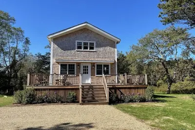 Image de Contemporary cottage with outdoor shower infrared sauna 6 Min drive to the beach