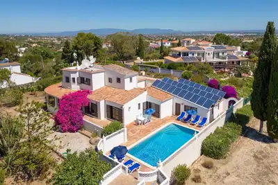 Image de 4 Bed Villa With Pool & Tennis Court & Walking Distance to Town Centre