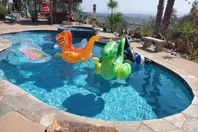 Image de Beautiful luxurious house looking at canyon and mountains, gorgeous sunset.