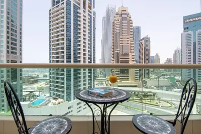 Image de Stylish 1br Apartment with City View, Balcony, Pool, and Parking