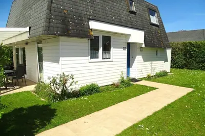 House Zeester 36 is a bright, cosy, well-equipped detached holiday home on holiday park Schoneveld near Breskens. Located in the middle of the park with parking in front of the house, it is a 10-minute walk to the beach. . .