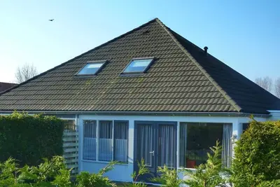Image de Schoneveld 106 of type Duinroos located at the Schoneveld holiday park is a cosy 4 under one roof house and very practically furnished. The holiday home is suitable for 1 to 4 persons and is situated only 450 metres from the beach, which makes it v