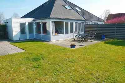 Image de Schoneveld 108 of type Duinroos located at the Schoneveld holiday park is a cosy 4 under one roof house and very practically furnished. The holiday home is suitable for 1 to 4 persons and is situated only 450 metres from the beach, which makes it v