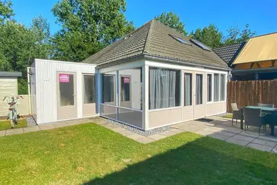 Image de Schoneveld 147 of type Duinroos located at the Schoneveld holiday park built as a 4-bedroom semi-detached house, the Dune Rose is very practical and cosy. The house is particularly suitable for 1 to 4 persons.