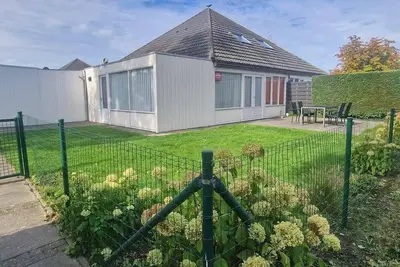 Image de Schoneveld 157 of type Duinroos located at the Schoneveld holiday park is built as a 4 under a roof House and is very practical and cosy. The House is particularly suitable for 1 to 4 people.