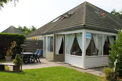 Image de Schoneveld 183 of type Duinroos located at the Schoneveld holiday park is built as a 4 under a roof House and is very practical and cosy. The House is particularly suitable for 1 to 4 people.