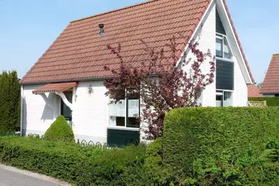 Breskens Vakanties, Holiday park Schoneveld Stern 246. The holiday home has a spacious garden and a driveway for your car.