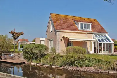 Breskens Vakanties - Strandpark Scheldeveste Zwin no. 12. A detached 6-person bungalow with approx. 102m2 of living comfort and a lovely garden right by the water.