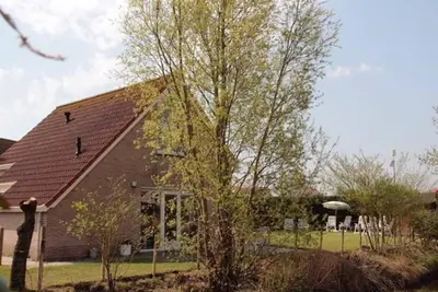 A detached 6-person bungalow with approx. 102m2 of living comfort and a lovely garden right by the water.