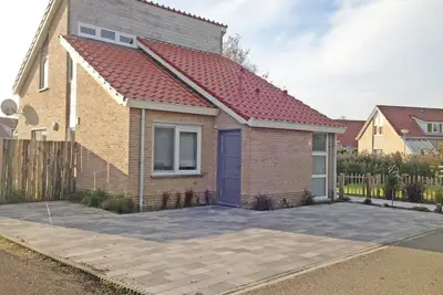 This detached house type Schelde de luxe on holiday park Scheldeveste is a detached, fully renovated and comfortably furnished bungalow for 6 persons with about 112m2 living space close to the beach in the vacation park Scheldeveste in Breskens.