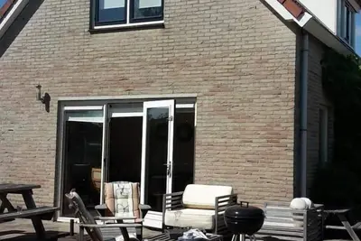 Holiday home Zwin 33 is centrally located in Scheldeveste park. With a spacious south-facing garden and views of the adjacent lake, you can always enjoy the various terraces.