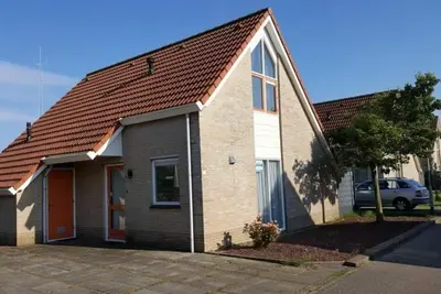 A detached 6-person bungalow with approx. 102m2 of living comfort and a lovely garden with covered terrace right by the water.