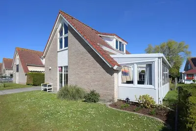 A detached 6-person bungalow with approx. 102m2 of living comfort and a lovely garden with a covered terrace.