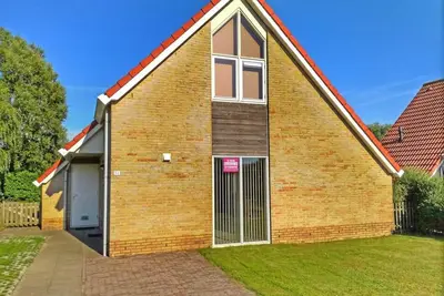 A detached 6-person bungalow with approx. 102m2 of living comfort and a lovely garden right by the water.