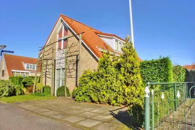 A detached 6-person bungalow with approx. 102m2 of living comfort and a lovely garden.
