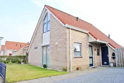 A detached 6-person bungalow with approx. 102m2 of living comfort and a lovely garden, covered terrace right by the water.