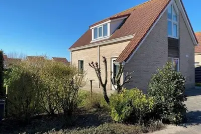 Scheldeveste 118 type Zwin is a detached 6-person bungalow with approx. 102m2 of living comfort and a large garden. The house was modernised in early 2020.