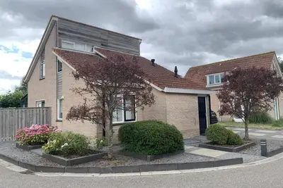 This spacious detached bungalow, type Schelde, for 8 persons with a spacious garden, on the water, has been completely renovated.