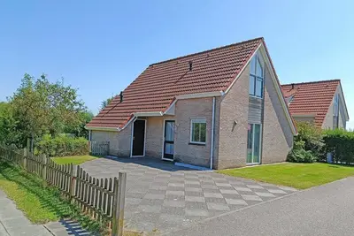 A detached 6-person bungalow with approx. 102m2 of living comfort and a lovely garden.