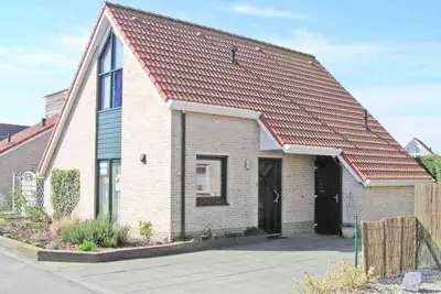 A detached 6-person bungalow with approx. 102m2 of living comfort and a lovely garden with covered terrace right by the water.