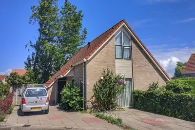 A detached 6-person bungalow with approx. 90m2 of living comfort and a lovely garden right by the water.