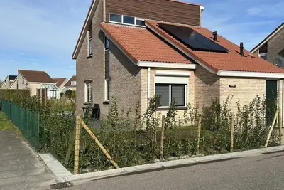 Scheldeveste type Schelde is a spacious detached bungalow for 6 persons with a spacious garden. With approx. 112m2 of living space, you have a lovely living room and open kitchen.