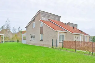 A spacious detached bungalow for 8 people with a spacious garden. With approx. 112m2 of living space, you have a lovely living room and modern open-plan kitchen.