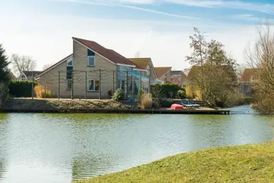 A spacious detached bungalow for 8 with a spacious garden; several terraces and located directly on the water.
