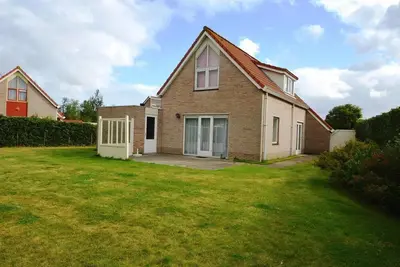 A detached 6-person bungalow with approx. 102m2 of living comfort and a lovely garden right by the water.