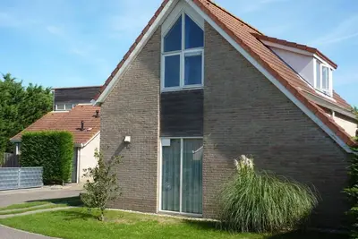 A detached 6-person bungalow with approx. 102m2 of living comfort and a lovely garden.