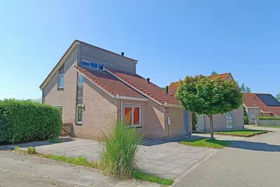 Scheldeveste type Schelde+ is a spacious detached bungalow for 6 persons with a spacious garden. With approximately 112m2 of living space, it has a lovely living room with a conservatory and an open-plan kitchen.