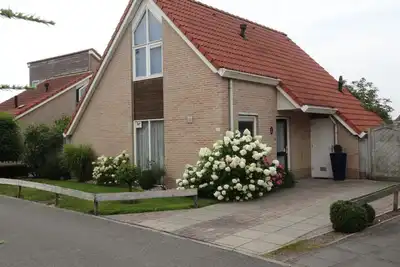 Image de This detached house type Zwin on holiday park Scheldeveste is a detached 6-person bungalow with approx. 102m2 of living comfort and a lovely garden right by the water.