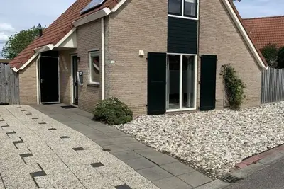 This detached house type Zwin on holiday park Scheldeveste is a detached 6-person bungalow with approx. 102m2 of living comfort and a lovely garden.