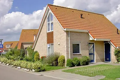 Breskens Vakanties - Strandpark Scheldeveste Zwin 167. This detached 6-person holiday bungalow with approx. 102m2 of living comfort and a spacious garden.
